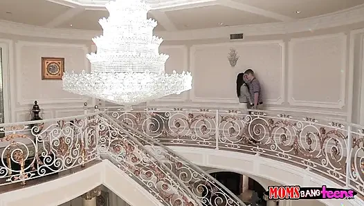Momsbangteens - Jake, Veronica onları yakalamadan ve aileye katılmadan önce üvey annesinin göt deliğini yalıyor
