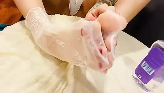 Beyaz çoraplı 🦶 ayak yağı