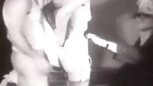 Konuşan ve eğlenen gençler grubu (1940'larda vintage)