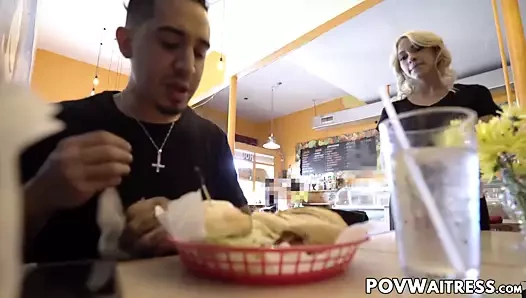 Güzel garson khloe kapri mutsuz müşteriyi baştan çıkarıyor