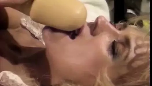 Brooke Dunn ve tırnakları oyuncaklara karşı