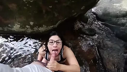 Bölüm bir beni nehre götürüp emdiriyorlar ve yüzüme boşalıyorlar.. Doğayı seviyorum