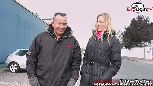 Немецкая блондинка подошла на улице и трахнула в задницу