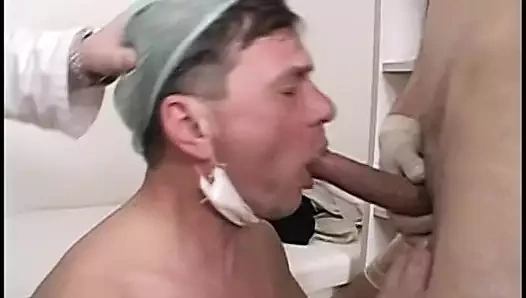 İki doktor doktorun ofisinde seksi bir kız hastasını sikiyor