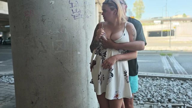 Tren istasyonundan gelirken güpegündüz sert sikişiyor. Oral seks, sikiş, oral seks ve daha fazlası.