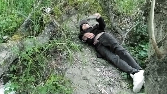 Sevimli Jon Arteen Gay twink dışarıda otuzbir çekiyor, havayı kuru sikiyor ve pantolonundaki delikten boşalıyor