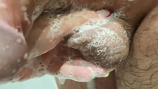 Genç üvey kız kardeş banyoda mastürbasyon yapıyor