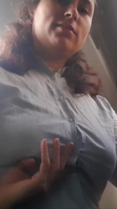 Röntgenci otobüste orta yaşlı seksi kadını yarak emmek ve mastürbasyon yapmak için baştan çıkarıyor | Klip 1