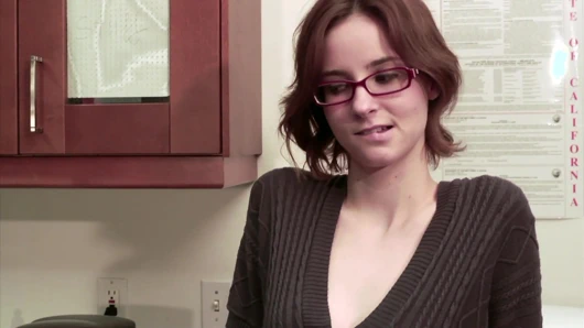 Yönetici asistanının ıslak amını yalıyor ve parmaklarını amının derinliklerine sokar