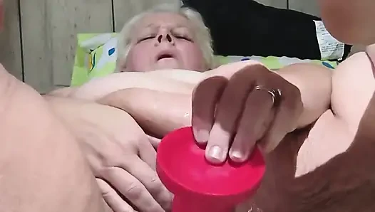 Lanet olası dildolar galore boşalmasını izliyor