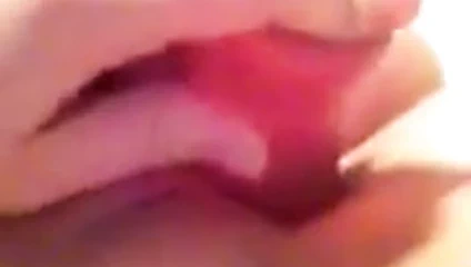 İyi bir kız gibi oyuncağını temizliyor