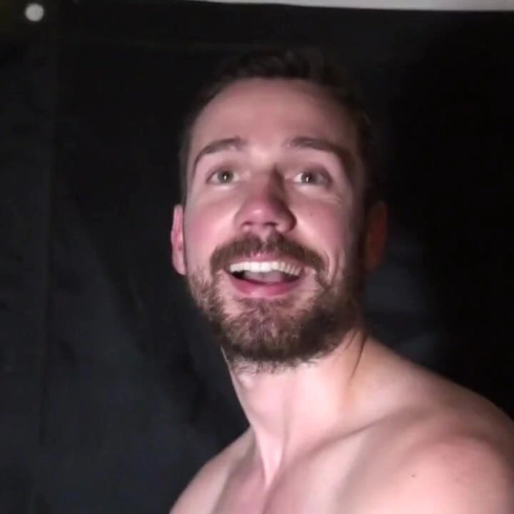 Heteroseksüel Arap dominant tarafından çıplak sikiliyor