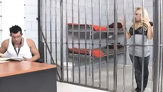 Büyük memeli sarışın orta yaşlı seksi kadın amcık ağzında büyük yarakla sikişiyor