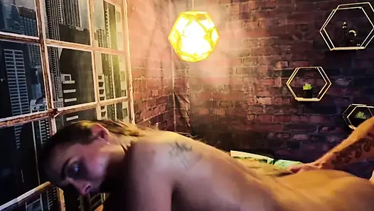 Nicole'ün ıslak sakso ve yoğun kanepe sikişi