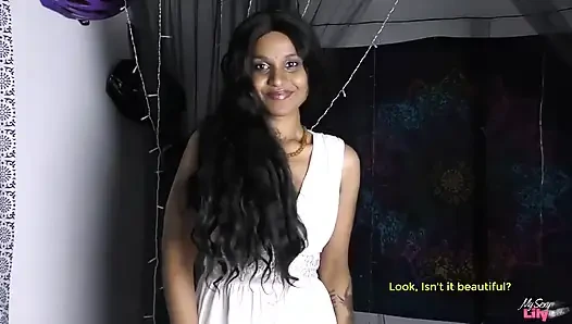 Koyu tenli Hintli kız Lily yaramaz bir porno yıldızı striptiz mastürbasyonu (Hint dili)