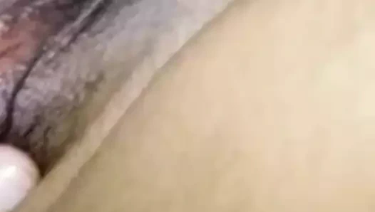 Kız arkadaş görüntülü görüşme ve amcığını asmr ile parmaklıyor