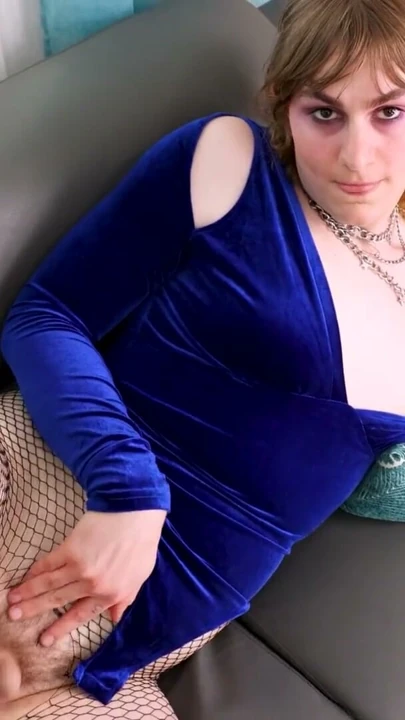 GROOBYGIRLS - İlk Kez Sahneye Çıkan Azgın Sarışın Tgirl Anal Plug ile | Bölüm 1