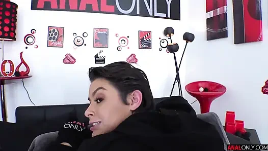 Yaramaz Nicole'ün anal sekse ihtiyacı var