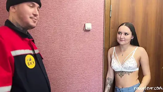 Beceriksiz erkek arkadaşımı bakım yapan adamla aldatıyor