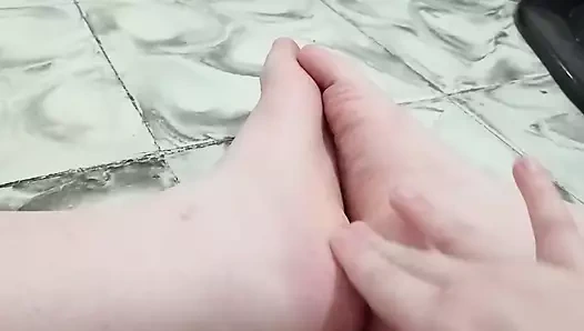 Ayaklarımla güçlü bir şekilde mastürbasyon yapıyorum