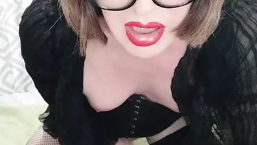 Trans kız kendine boşalıyor