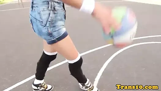 Sportif tranny oynuyor onu göt süre asılarak