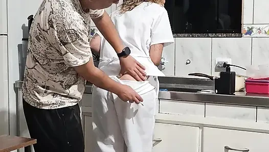 Hizmetçi bulaşıkları yıkarken mutfakta götten sikiliyor.