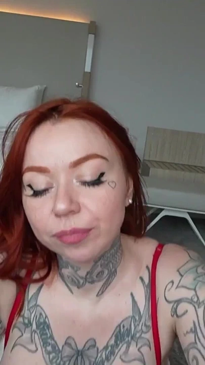 Süper ateşli Fransız kızıl saçlı kız Noel için büyük götünü sikmeme izin !! | Klip 1