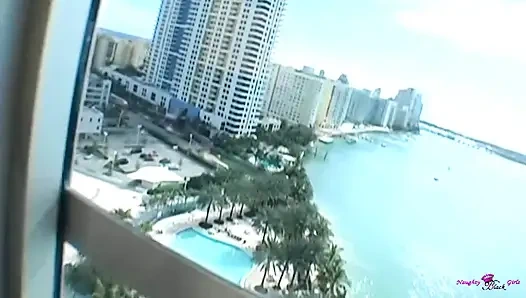 David ve Gena bal dolunaylarındayken biraz tatlı tutkulu seviştiler.