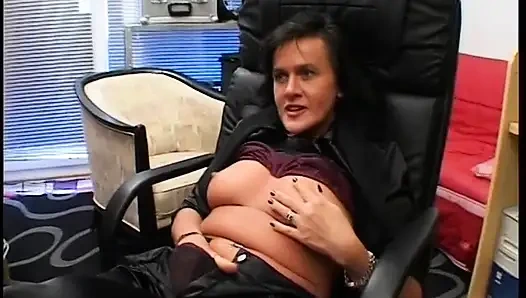 Esmer sekreter orta yaşlı seksi kadın bakış açısıyla sikiliyor