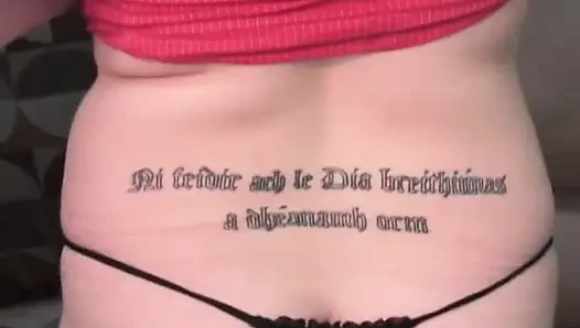 Kahverengi saçlı sevimli amatör iri güzel kız kamera için kıyafetlerini çıkarıyor