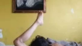 Le gars fait couiner sa copine au lit