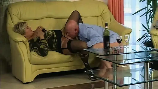 Ateşli nine sikilmeyi seviyor