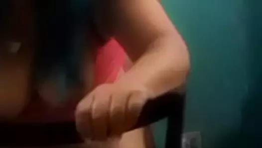 Olgun evli kadın kocası uzaktayken genç sevgilisinin yarağına biniyor