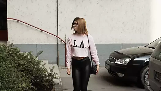 Yeni kız acıyla tanışıyor – zorlu eğitim