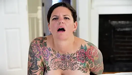 Carrie capri makineyle domalarak sikiliyor ve sert boşalıyor!