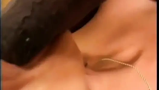 Esmer kadın evde mutant yarağı ağzına aldıktan sonra yüzüne boşalıyor