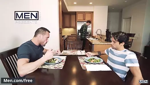 Titus hile yaparken yakalandı ve sevişmeye başladı