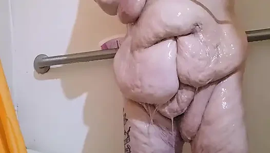 Dökülen duşta o çiçeği yutuyor