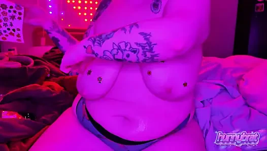 Büyük memeler yağlanıyor ve etiketleniyor