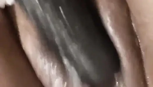 Islak amımı büyük dildoyla sikiyorum elektrikli diş fırçasıyla klitorisimi uyarıyor