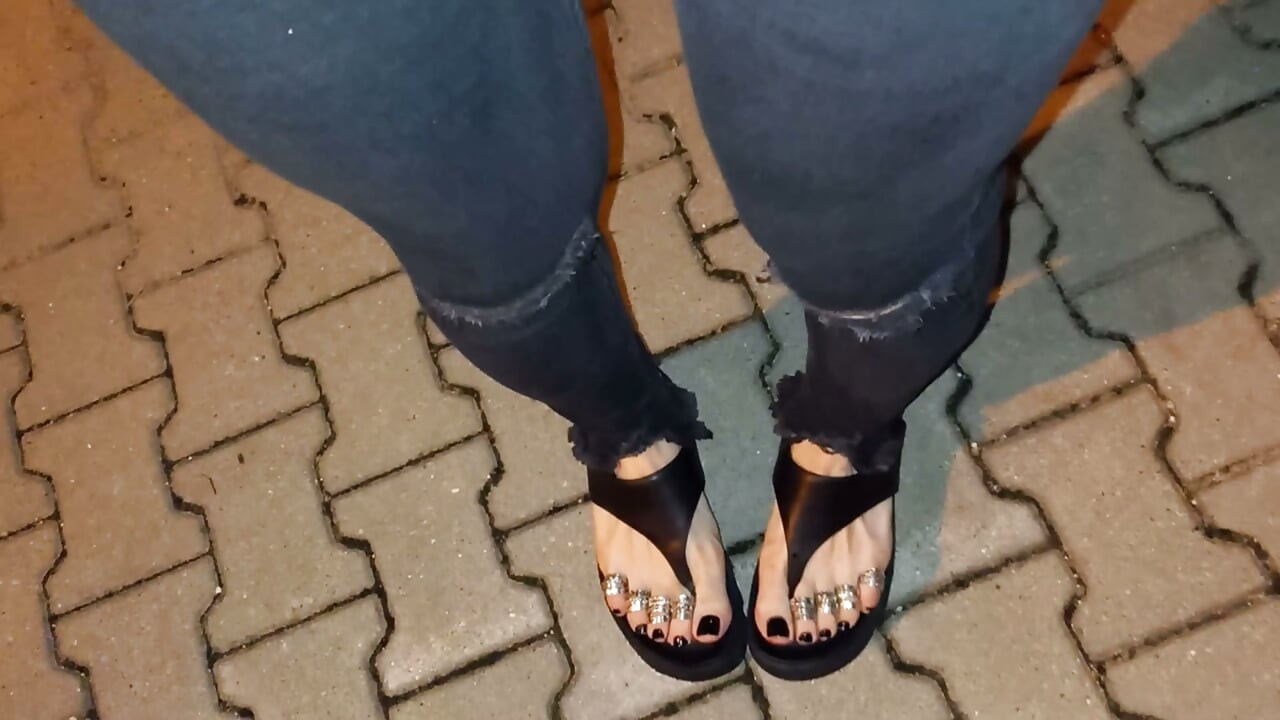 Sıcak Travesti Ayaklarım Gece Yürüyüşünde Sert Yarakları Kışkırtıyor