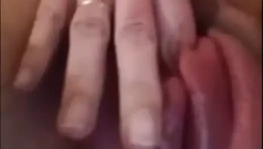 Aufgepumpte dicke Votze und dann schon gefingert