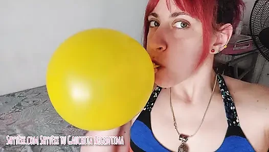 Tombul yanaklarla balon şişirme seansı!