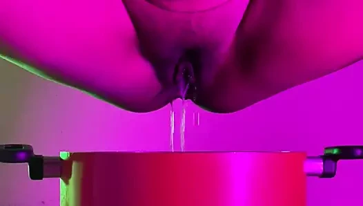 Kız çaresizce banyoya işiyor