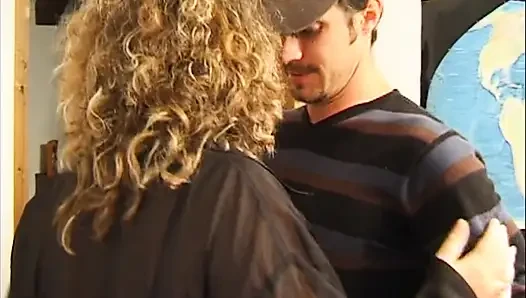 Olgun sarışın orta yaşlı seksi kadın azgın adamlar tarafından vahşi üçlü grup sekste derinden yumruklanıyor