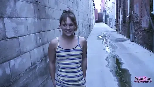 Utangaç garson kadın şantiyede soyunuyor