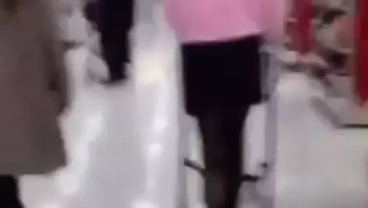 Asyalı kadın süpermarkette