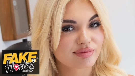 Fake hostel - ıslak azgın amcık damlayan sevimli sarışın genç kız paylaşılan bir odada orgazm oluyor