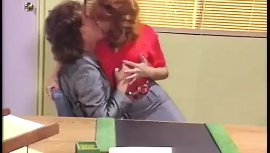 Çok seksi sekreter amcığını ofiste sikiyor